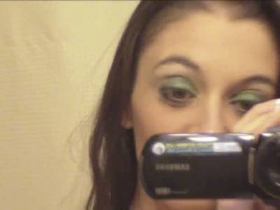 Im Bad reibt sich die heiße Amateurin ihre Muschi für die Kamera