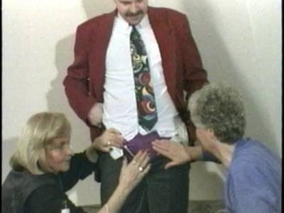 Zwei geile deutsche Omas teilen sich jungen Schwanz