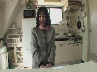 Buschige Japanerin Makiko bläst gierig und lässt sich die Möse vollpumpen