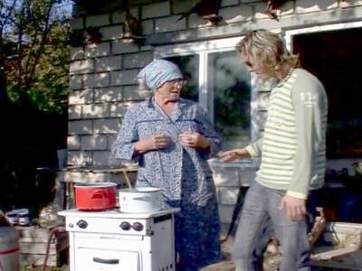 Geile Rentnerin spreizt behaarte Fotze im Freien