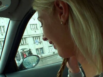 Geile Blonde lutscht im Wagen und lässt sich draußen unter Brücke durchbumsen
