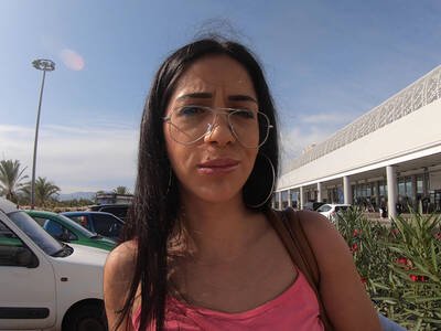 Deutsches Paar fickt hart auf dem Sofa nach Lecken und Blasen