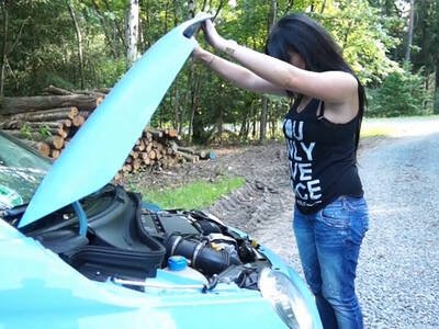 Teeny bei Autopanne gefickt und richtig durchgenudelt