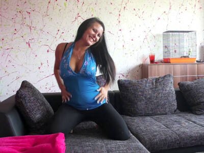 Wichs meine Leggings voll sie spielt mit sich und will mehr