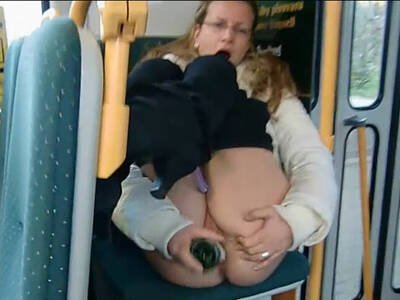 Geiler Public Flaschenfick in der vollen Straßenbahn erwischt
