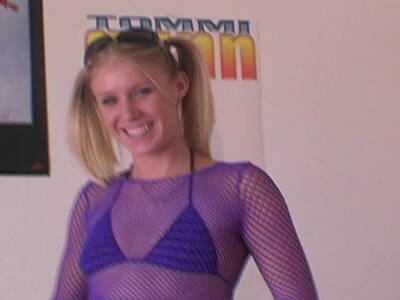 Junge geile Mutti Allison Pierce fingert sich in Strapsstrümpfen