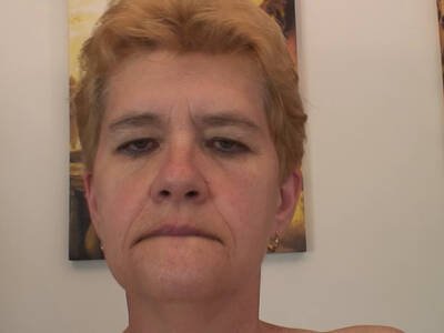 Alte Oma bläst gierig bevor ihre buschige Spalte gefickt wird