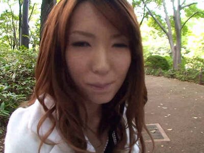 Behaarte junge Asiatin bläst kleinen Pimmel im Auto und lässt sich ficken