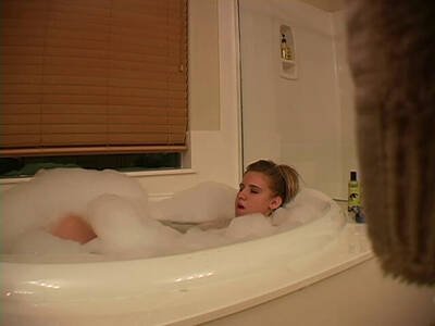 Geile Mutti masturbiert in der Wanne bis zum Squirt