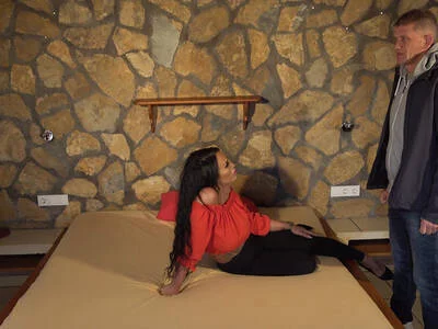 Tattooschlampe Zara Mendez wird hart durchgefickt und besamt