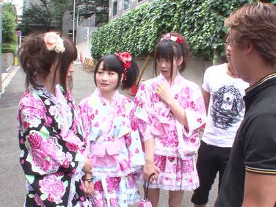 Geile Japanerinnen lassen sich beim wilden Gruppensex richtig durchnehme
