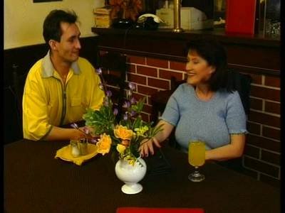 Junger Typ rammt haarige Mature bis zum Anschlag