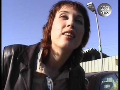 Erst Gurkenfick dann saugt sie den Schwanz leer