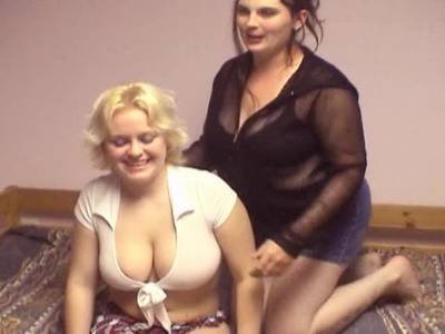 Reife dicke Amateurinnen lecken sich die Mösen wund